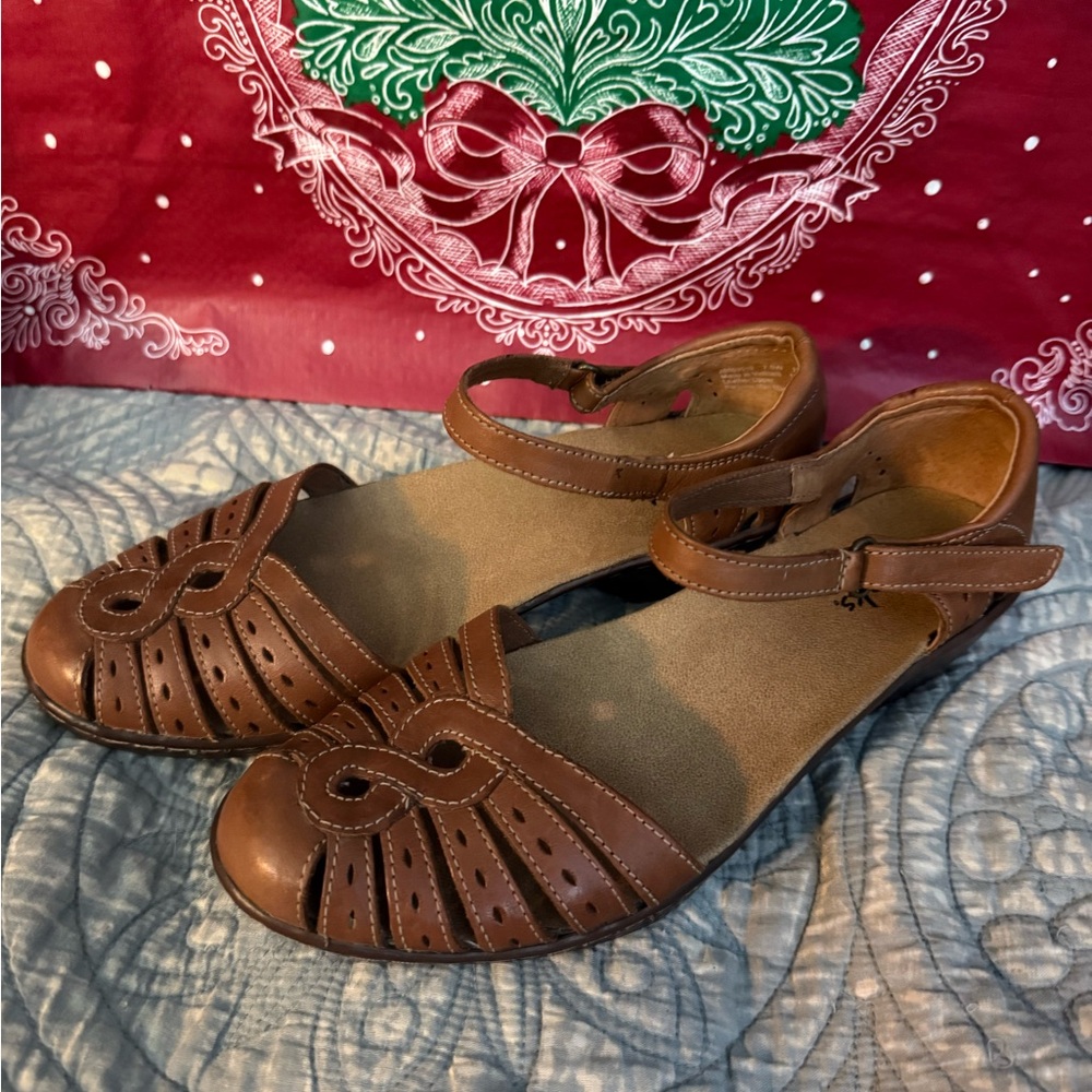 Clarks leather tan sandals 7.5 wide